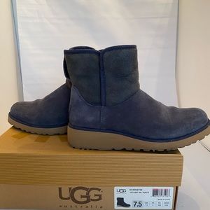 UGG Kristin bootie size 7.5 in navy suede